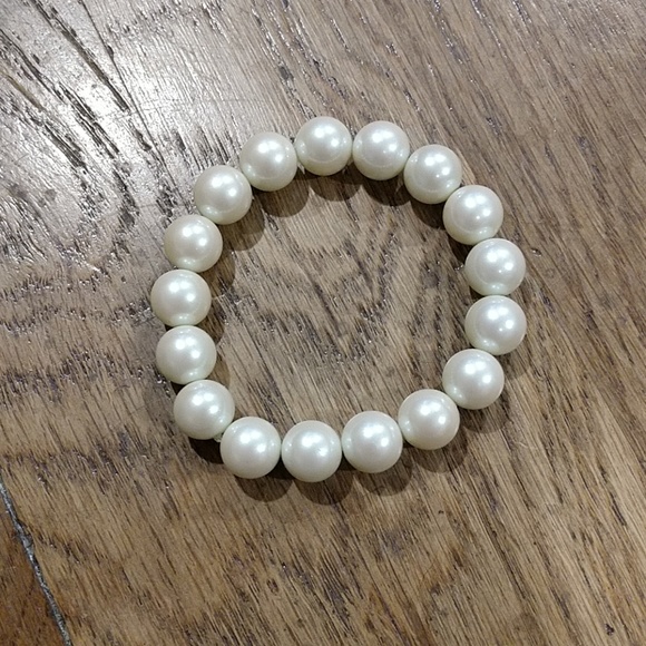 Ivory Pearl White Bracelet - Picture 2 of 4